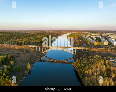 Belle vue sur le pont de chemin de fer voûté traversant la rivière Iset dans la ville de Kamenkk-Uralsky au coucher du soleil au printemps. Kamensk-Ouralskiy, Sverdlovsk reg Banque D'Images