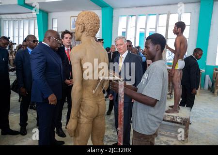 RDC le président Felix Tshisekedi et le roi Philippe - Filip de Belgique rencontrent des artistes à l'Académie des Beaux Arts lors d'une visite officielle du couple royal belge en République démocratique du Congo, le jeudi 09 juin 2022, à Kinshasa. Le roi et la reine de Belgique visiteront Kinshasa, Lubumbashi et Bukavu de 7 juin à 13 juin. BELGA PHOTO NICOLAS MATERLINCK Banque D'Images