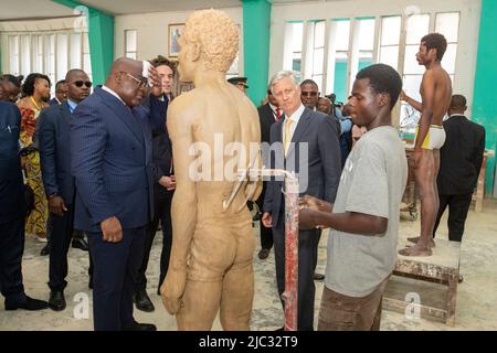 RDC le président Felix Tshisekedi et le roi Philippe - Filip de Belgique rencontrent des artistes à l'Académie des Beaux Arts lors d'une visite officielle du couple royal belge en République démocratique du Congo, le jeudi 09 juin 2022, à Kinshasa. Le roi et la reine de Belgique visiteront Kinshasa, Lubumbashi et Bukavu de 7 juin à 13 juin. BELGA PHOTO NICOLAS MATERLINCK Banque D'Images