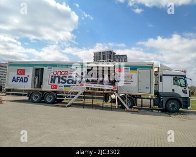 Lviv, Ukraine, 4 avril 2022. Un camion d'une organisation caritative turque fournit des repas gratuits aux Ukrainiens touchés par la guerre. Camion de catastrophe et d'émerger Banque D'Images