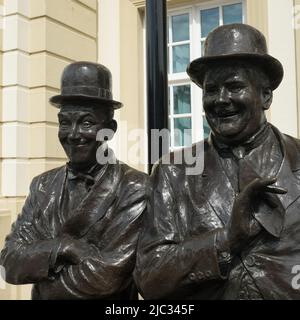 Statues de bronze Laurel & Hardy au Coronation Hall Ulverston Cumbria England Banque D'Images