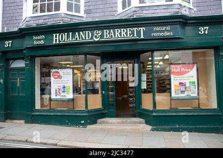 TOTNES, Royaume-Uni - 26 JUIN 2021, succursale de Holland & Barrett Health Food shop sur Fore Street par une journée nuageux Banque D'Images