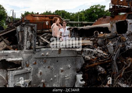 Kiev, Ukraine. 09th juin 2022. Une famille assiste à une exposition de véhicules de guerre russes détruits exposés sur la place Michailovskyi dans une vieille ville de Kiev, en Ukraine, sur 9 juin 2022. Alors que la Fédération de Russie envahissait l'Ukraine il y a 3 mois et demi, des combats acharnés se poursuivent dans l'est du pays. La capitale, Kiev, reste en sécurité relative, bien que des rappels de la guerre tels que des sacs de sable protecteurs, des barrages routiers, des symboles nationaux et anti-guerre soient présents dans toute la ville. (Photo par Dominika Zarzycka/Sipa USA) crédit: SIPA USA/Alay Live News Banque D'Images