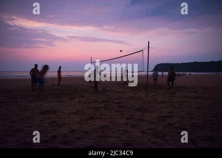 Goa, Inde - 25 octobre 2021: Des jeunes jouent à un jeu de volley-ball amical sur une plage de Goa contre un ciel magnifique Banque D'Images