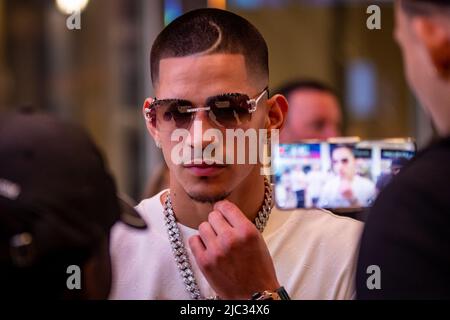 NEW YORK, NY - JUIN 9 : Edgar Berlanga parle à la presse lors de la conférence de presse pour l'événement de boxe du meilleur rang au théâtre Hulu à Madison Square Garden sur 11 juin 2022 à New York, NY, États-Unis. (Photo de Matt Davies/PxImages) Banque D'Images