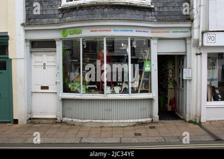 TOTNES, Royaume-Uni - 26 JUIN 2021 succursale de la boutique caritative Oxfam sur High Street lors d'une journée de shopping lente Banque D'Images