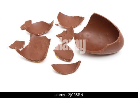 Oeuf de chocolat isolé sur un fond blanc de studio. Banque D'Images