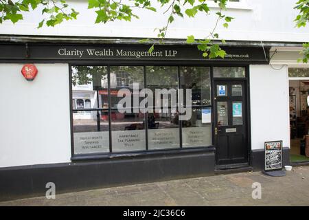 TOTNES, Royaume-Uni - 26 JUIN 2021 bureaux de Clarity Wealth Management sur les plaines Banque D'Images