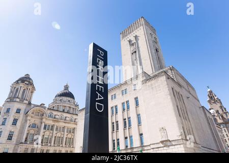 Panneau Pier Head devant le George’s Dock Building de style art déco, le Port of Liverpool Building et le Royal Liver Building, Liverpool, Angleterre, Royaume-Uni Banque D'Images