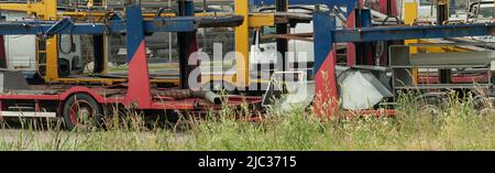 vieux camions de transport rouillés sur un chantier de junkyard, site blog en-tête de page Banque D'Images