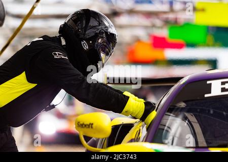 74 FRAGA Felipe (BRA), BIRD Sam (gbr), VAN GISBERGEN Shane (nzl), Riley Motorsport, Ferrari 488 GTE Evo, mécanicien, mécanicien pendant les entraînements gratuits et les sessions de qualification des 2022 24 heures du Mans, 3rd tour du Championnat mondial d'endurance FIA 2022, sur le circuit de la Sarthe, De 8 juin à 12, 2022 au Mans, France - photo: Joao Filipe/DPPI/LiveMedia Banque D'Images