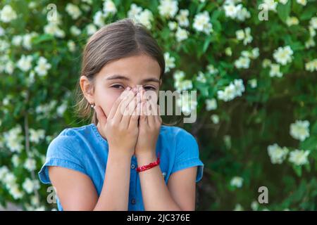 L'enfant est allergique aux fleurs. Mise au point sélective. Banque D'Images