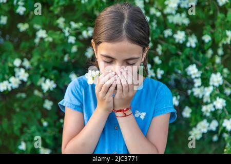 L'enfant est allergique aux fleurs. Mise au point sélective. Banque D'Images