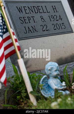 Un drapeau américain et une petite statue de chérubin ornent la tombe de l'ancien sénateur des États-Unis Wendell Hampton Ford (1924-2015) le jour du souvenir, lundi, 30 mai 2022 au cimetière et mausolée de Rosehill-Elmwood à Owensboro, comté de Daviess, KY, États-Unis. Ford était un vétéran qui a servi dans l'armée américaine pendant la Seconde Guerre mondiale puis la Garde nationale de l'armée du Kentucky avant de commencer une carrière politique Stored en 1965. (Photo APEX MediaWire par Billy Suratt) Banque D'Images