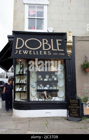 TOTNES, Royaume-Uni - 26 JUIN 2021 Doble jewelers sur Fore Street par une journée nuageux Banque D'Images