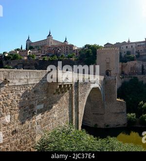 Le pont d'Alcantara, avec l'Alcazar de Tolède en arrière-plan. Espagne. Banque D'Images