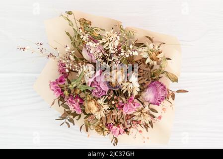 Sécher le bouquet sur fond de bois blanc. Vue de dessus. Banque D'Images