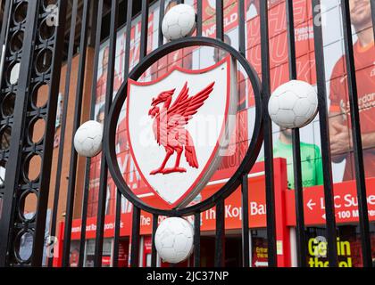 Gros plan d'un oiseau de foie sur Paisley Gates, Liverpool FC, Anfield Stadium, Liverpool, Angleterre, ROYAUME-UNI Banque D'Images