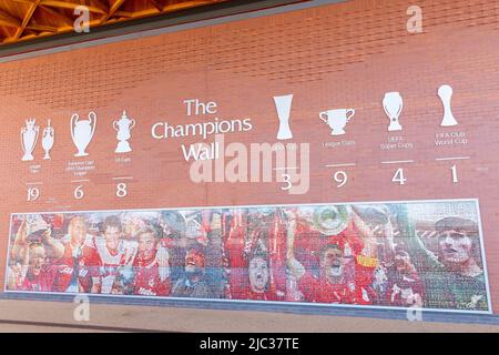 Mur des champions montrant les trophées de football remportés par le LFC, le club de football de Liverpool, le stade Anfield, Liverpool, Angleterre, ROYAUME-UNI Banque D'Images