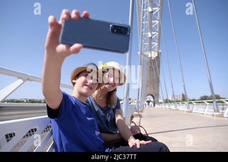 Mère et fils prenant le selfie sur le pont Banque D'Images