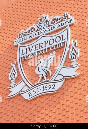 Écusson du club Liverpool FC sur le mur du stade Anfield, Liverpool, Angleterre, Royaume-Uni Banque D'Images