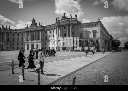 Beaucoup de gens se cavort à la célèbre Bebelplatz à Berlin Banque D'Images