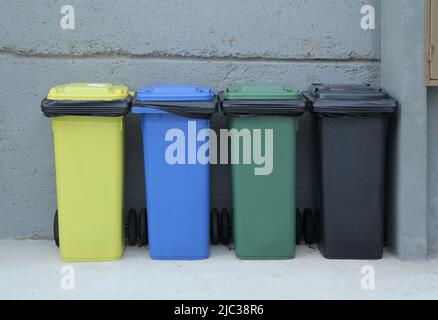 poubelles colorées dans une rue, Banque D'Images