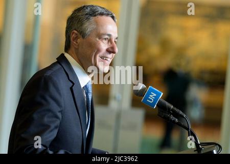 (220609) -- NATIONS UNIES, 9 juin 2022 (Xinhua) -- Ignazio Cassis, président de la Confédération suisse, informe les journalistes après l'élection de la Suisse comme membre non permanent du Conseil de sécurité des Nations Unies au siège de l'ONU à New York, sur 9 juin 2022. L'Équateur, le Japon, Malte, le Mozambique et la Suisse ont été élus membres non permanents du Conseil de sécurité de l'ONU jeudi pour un mandat de deux ans. (Manuel Elias/un photo/document via Xinhua) Banque D'Images