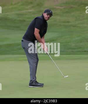 Londres, Royaume-Uni. 09th juin 2022. L'américain Phil Mickelson se fait entendre sur le green 18th lors de la première partie de l'événement inaugural de golf du LIV au club Centurion de Hertfordshire, le jeudi, 09 juin, 2022.l'événement est 12 équipes de quatre joueurs en compétition sur 54 trous pour un pot de $25million dollars à l'équipe gagnante. Photo de Hugo Philpott/UPI crédit: UPI/Alay Live News Banque D'Images