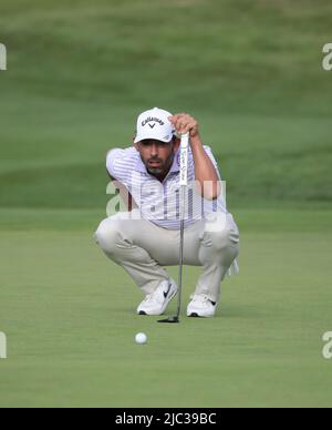 Londres, Royaume-Uni. 09th juin 2022. Charl Schwartzel, en Afrique du Sud, fait la queue sur le green 18th lors de la première partie de l'événement inaugural de golf du LIV au club Centurion de Hertfordshire, le jeudi, à 09 juin, 2022.l'événement est 12 équipes de quatre joueurs en compétition sur 54 trous pour un pot de $25million dollars à l'équipe gagnante. Photo de Hugo Philpott/UPI crédit: UPI/Alay Live News Banque D'Images