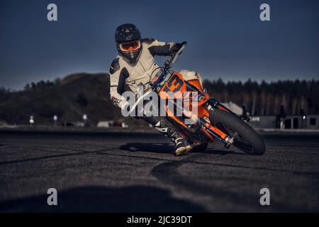 10-05-2020 Ropazi, Lettonie motocycliste à Supermoto, qui roule sur une route asphaltée vide Banque D'Images