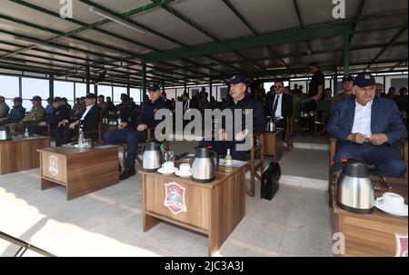 Izmir. 9th juin 2022. Le président turc Recep Tayyip Erdogan (3rd R, front) observe un exercice militaire à Izmir (Turquie) sur 9 juin 2022. Le président turc Recep Tayyip Erdogan a observé jeudi la dernière journée d'un exercice militaire conjoint de grande envergure dans la province turque d'Izmir, dans l'ouest du pays. Credit: Xinhua/Alay Live News Banque D'Images