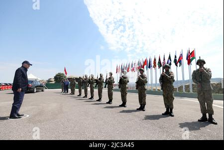 Izmir. 9th juin 2022. Le Président turc Recep Tayyip Erdogan (L) observe un exercice militaire à Izmir (Turquie) sur 9 juin 2022. Le président turc Recep Tayyip Erdogan a observé jeudi la dernière journée d'un exercice militaire conjoint de grande envergure dans la province turque d'Izmir, dans l'ouest du pays. Credit: Xinhua/Alay Live News Banque D'Images