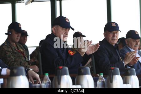 Izmir. 9th juin 2022. Le président turc Recep Tayyip Erdogan (L, front) observe un exercice militaire à Izmir (Turquie) sur 9 juin 2022. Le président turc Recep Tayyip Erdogan a observé jeudi la dernière journée d'un exercice militaire conjoint de grande envergure dans la province turque d'Izmir, dans l'ouest du pays. Credit: Xinhua/Alay Live News Banque D'Images