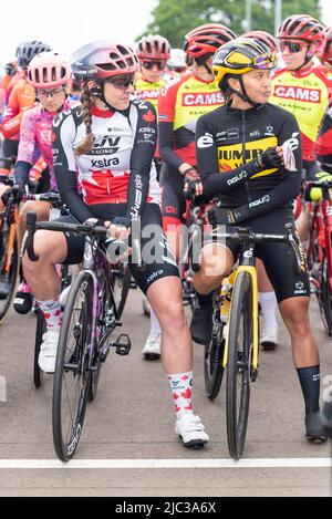 Les cyclistes sur la ligne de départ du Colchester Sports Park sont prêts à courir à l'étape 1 de la course cycliste UCI Women's Tour. Alison Jackson et Coryn Labecki Banque D'Images