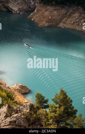 Bateau flottant et laissant un sentier sur la surface de l'eau turquoise. Vacances d'été. CONGOST de Mont Rebei, Catalogne, Espagne Banque D'Images