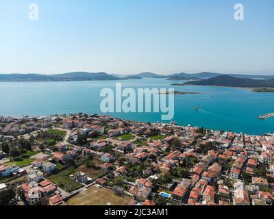 Ayvalik. Vue aérienne de la ville touristique par la mer Ayvalik en Turquie. Maisons avec toits rouges et îles dans la mer, vue de dessus Banque D'Images