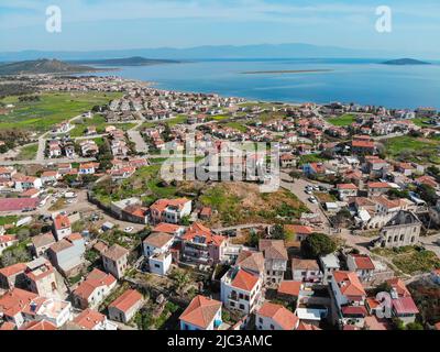 Vue aérienne sur la ville et le moulin à vent en haut. Ayvalik, Turquie Banque D'Images