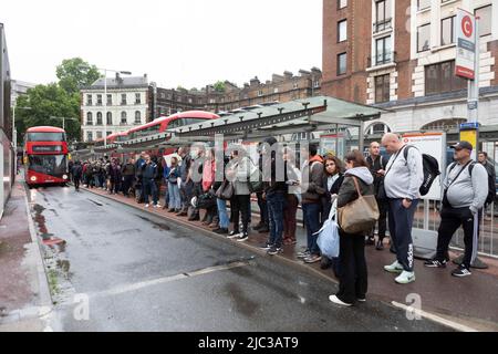 Une importante grève de métro est menée par des membres du syndicat des chemins de fer, des Maritimes et des Transports (RMT) pendant 24 heures. Elle a provoqué de graves perturbations dans toute la ville du Banque D'Images