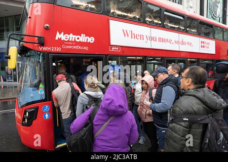 Une importante grève de métro est menée par des membres du syndicat des chemins de fer, des Maritimes et des Transports (RMT) pendant 24 heures. Elle a provoqué de graves perturbations dans toute la ville du Banque D'Images