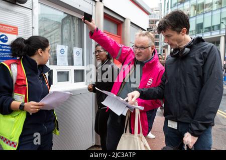 Une importante grève de métro est menée par des membres du syndicat des chemins de fer, des Maritimes et des Transports (RMT) pendant 24 heures. Elle a provoqué de graves perturbations dans toute la ville du Banque D'Images