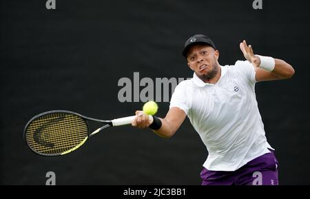 Jay Clarke en Grande-Bretagne en action contre Jordan Thompson en Australie le sixième jour de l'Open de Rothesay 2022 au centre de tennis de Nottingham, à Nottingham. Date de la photo: Jeudi 9 juin 2022. Banque D'Images