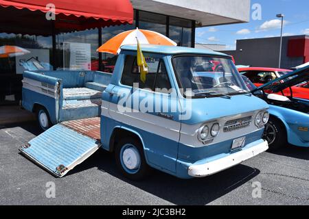 Un pick-up 1960s Corvair 95 Rampside de Chevrolet exposé lors d'un salon de l'auto. Banque D'Images