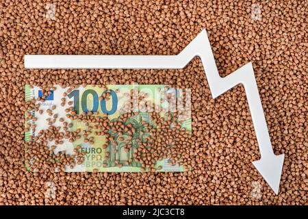 Prix du sarrasin. Crise alimentaire mondiale. Marché des produits financiers dérivés. Une facture de cent euros en sarrasin et la flèche du graphique pointe vers le bas. Banque D'Images