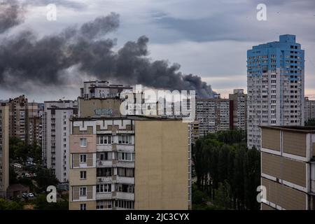 KIEV, UKRAINE - 05 JUIN 2022 : Kiev secouée par des explosions de missiles de croisière russes. De la fumée s'élève au-dessus des maisons des résidents après les tirs de missiles, comme celle de la Russie Banque D'Images