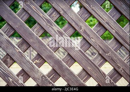 Clôture en bois brun. Panneaux en bois sales, naturellement altérés. Banque D'Images