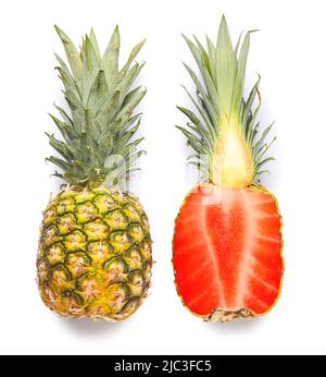 Couper l'ananas avec la fraise à l'intérieur sur fond blanc. Concept de manipulation de photos et GMO Banque D'Images