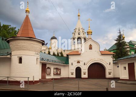 Moscou, Russie - juin 2022 : porte du Temple de Saint-Nicetas le Martyr sur la colline Shvivaya au-delà de Yauza. Le temple a été construit en 1595 par le merchan de Moscou Banque D'Images