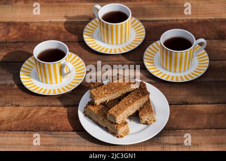 Nourriture et boissons / maison cuisson: Café noir avec des flapjacks faits maison. Banque D'Images