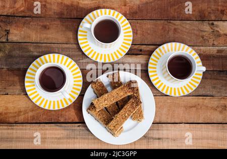 Nourriture et boissons / maison cuisson: Café noir avec des flapjacks faits maison. Au-dessus / plat. Banque D'Images